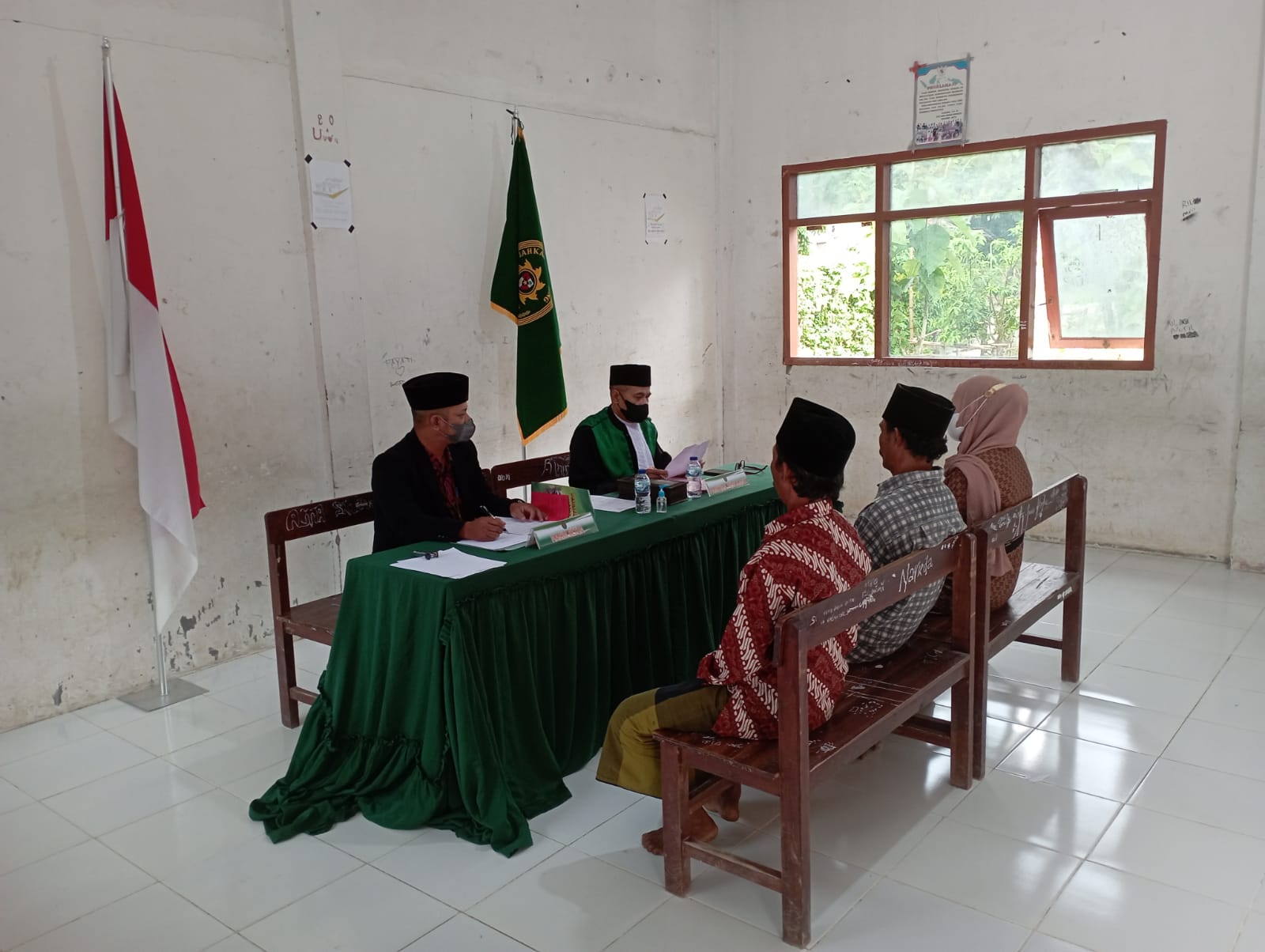 sidang di luar gedung 1